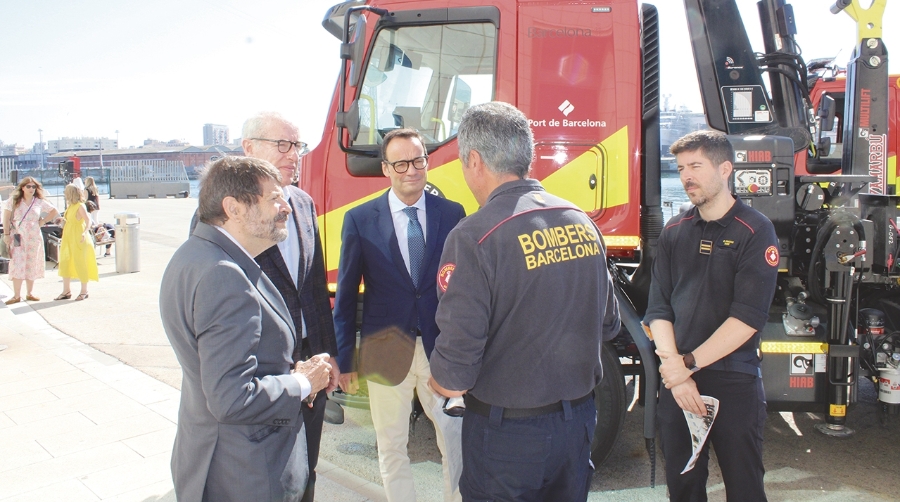 El teniente de alcalde del Ayuntamiento de Barcelona, Albert Batlle; el presidente de Port de Barcelona, José Alberto Carbonell; y el director general de Port de Barcelona, Àlex Garcia, conversando con Sebastià Massagué, jefe de Bombers de Barcelona. Foto M.V.