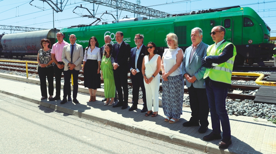 Miembros de la Autoridad Portuaria de Tarragona, del Gobierno de Aragón, de la Generalitat de Catalunya, de Grupo Jorge y de Go Transport junto a una de las nuevas locomotoras eléctricas que operan en Port Tarragona. Foto J.M.