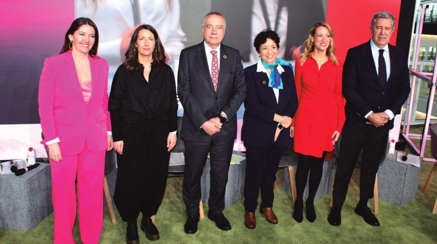 Blanca Sorigué, directora general del CZFB; Georgina Oliva, secretaria general del Departament d’Igualtat i Feminismes de la Generalitat de Catalunya; Pere Navarro, delegado especial del Estado en el CZFB; Pilar Paneque, subsecretaria de Hacienda del Gobierno de España: Maria Eugènia Gay, 2ª tenienta de alcaldía del Ayuntamiento de Barcelona; y Javier Collado, director general de Fundación Incyde. Foto C. C.