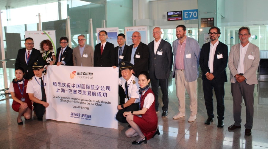 Representantes del Gobierno del Estado, la Generalitat de Catalunya y el Ayuntamiento con responsables y trabajadores de Air China. Foto M.V.