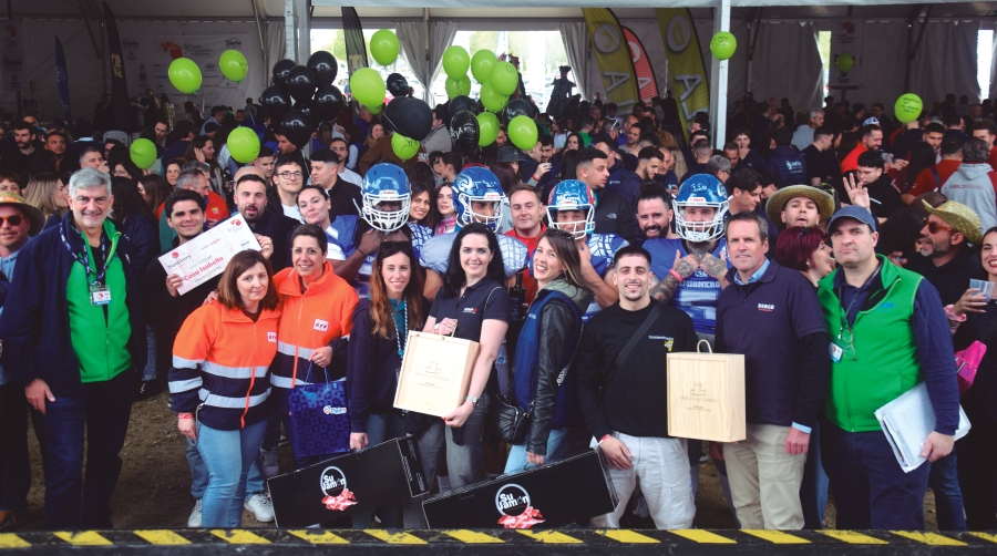 Los participantes premiados, los patrocinadores y representantes de la organización tras la celebración del sorteo.