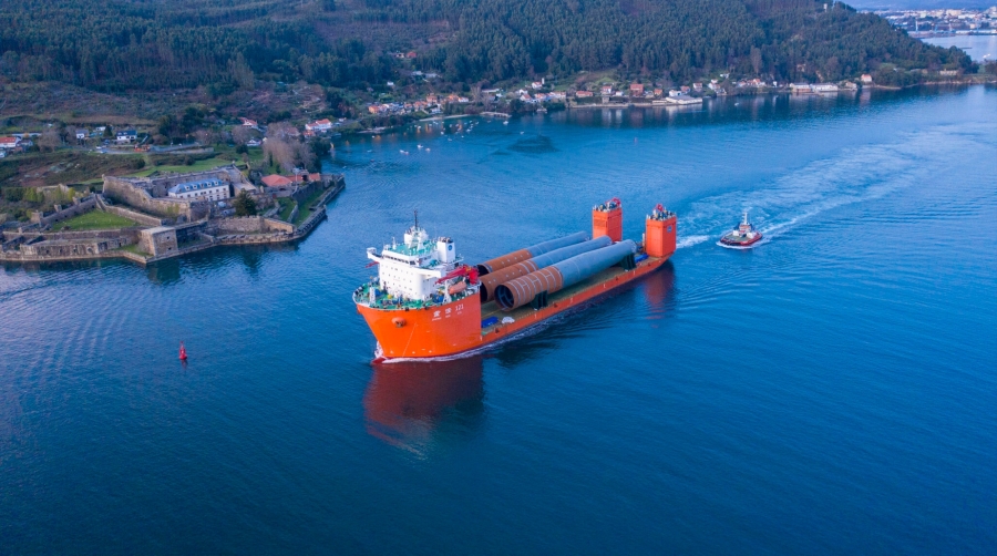 El buque “Zhong Ren 121” de SAL Heavy Lift transporta monopile desde Fene, en Ferrol, a Flushing, en Bélgica.