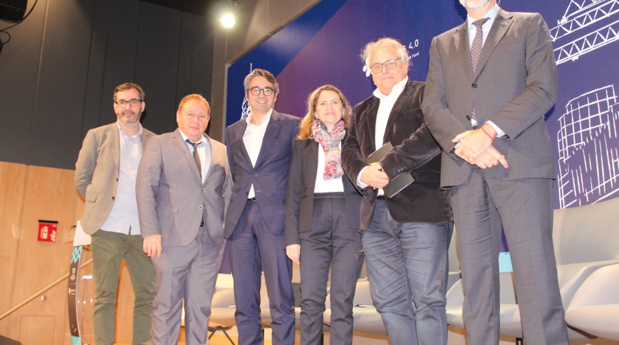 Desde la izquierda: Jorge Barrero, director de la Fundación COTEC; José M. Orengo, secretario general de Baleària; Guillermo Belcastro, CEO de Huchinson Ports BEST; M. Pilar Jurado, directora del Departamento de Aduanas e Impuestos Especiales; Enric Ticó, presidente de FETEIA-Oltra; e Ignacio Ballester, subdirector de MSC España, esta mañana al término de su mesa redonda. Foto B.C.
