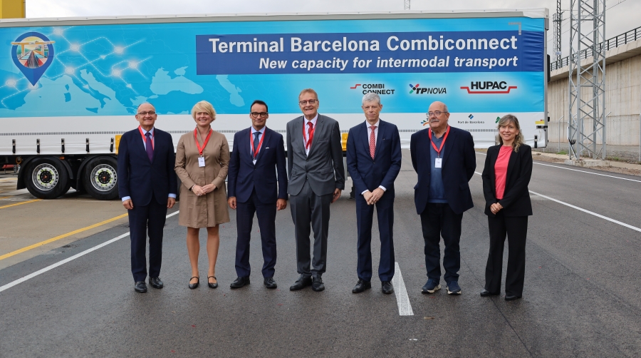 Joan Calabuig, comisionado del Govern para el Corredor Mediterráneo; Britta Weber, CEO de Hupac; Àlex Garcia, director general del Port de Barcelona; Hans-Jörg Bertschi, presidente del Grupo Hupac; Heinrich Schellenberg, embajador de Suiza en España; Manel Nadal, secretario de Movilidad de la Generalitat de Catalunya; Elena González, directora general de Viajeros y Desarrollo de Negocio de Adif. Foto: J. M.