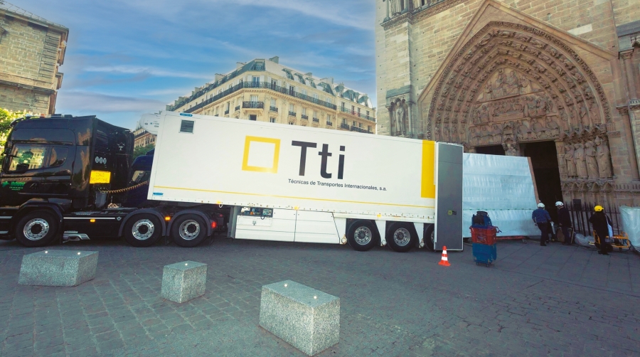 El Titan es uno de los vehículos de transporte de arte más grandes de Europa, con una altura interior de 3,71 metros.