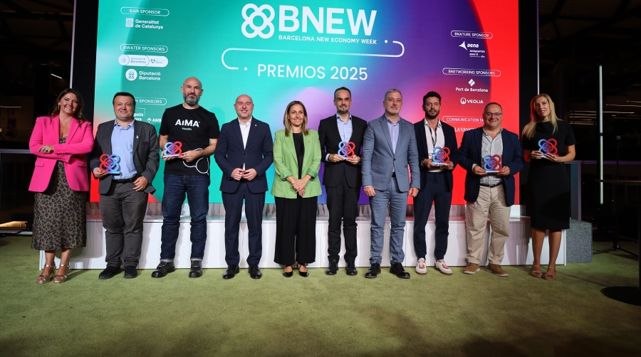 Los seis ganadores junto a Blanca Sorigué, Carlos Prieto, Eva Menor y Jaume Collboni. Foto: J. M.