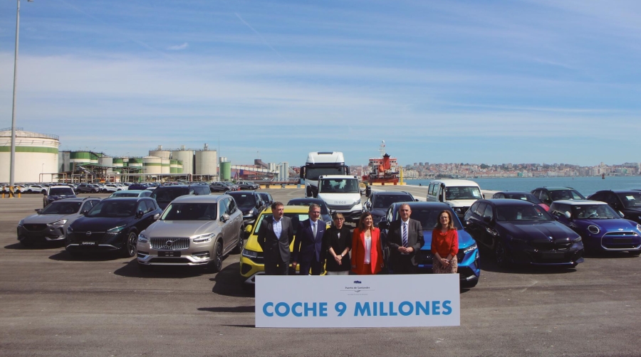 Desde la izquierda: José López-Tafall, director general de ANFAC; César Díaz, presidente de la AP de Santander; Eugenia Gómez de Diego, delegada del Gobierno en Cantabria; María José Sáenz de Buruaga, presidenta de Cantabria; Roberto Media, consejero de Fomento, Ordenación del Territorio y Medio Ambiente de Cantabria y vicepresidente de la AP de Santander; Margarita Rojo, concejala de Medio Ambiente y Servicios Técnicos del Ayuntamiento de Santander. Foto J.P.