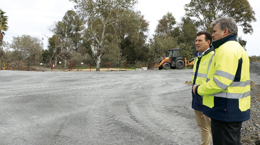El presidente del Puerto de Huelva, Alberto Santana, ha visitado este espacio acompañado por el jefe del Área de Infraestructuras, Alfonso Peña.