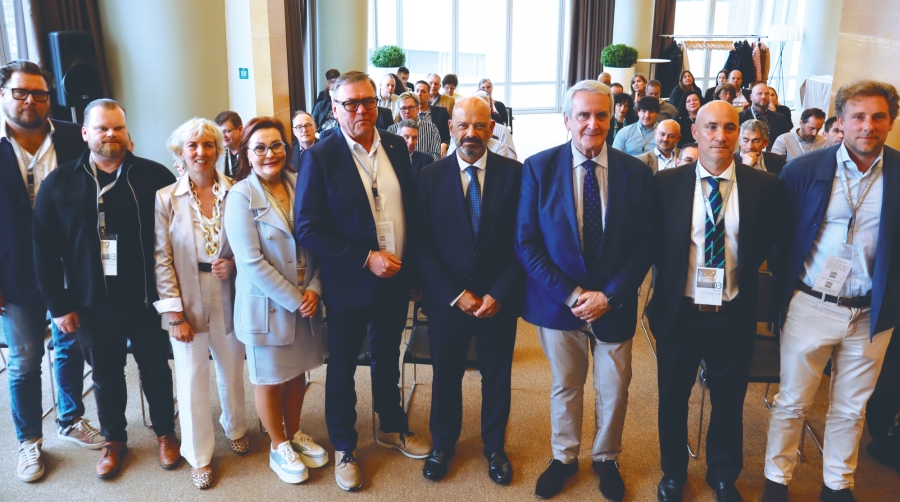 Desde la izquierda: Jeikki Rantala, vicepresidente de SKAL; Jari Harju, director general de SKAL; Carolina Pérez, Cónsul Honoraria de Finlandia en Bilbao; Anne Niemi, Välikangas Logistics Oy; Jari Välikangas, presidente de SKAL; Guillermo Buces, presidente de CEBEK; Víctor Martín, presidente de ATEIA-Bizkaia; Íñigo García, project manager en Salvat Logistic; Mikel Ramasco, Commercial Manager North Spain de Finnlines. Foto J.P.