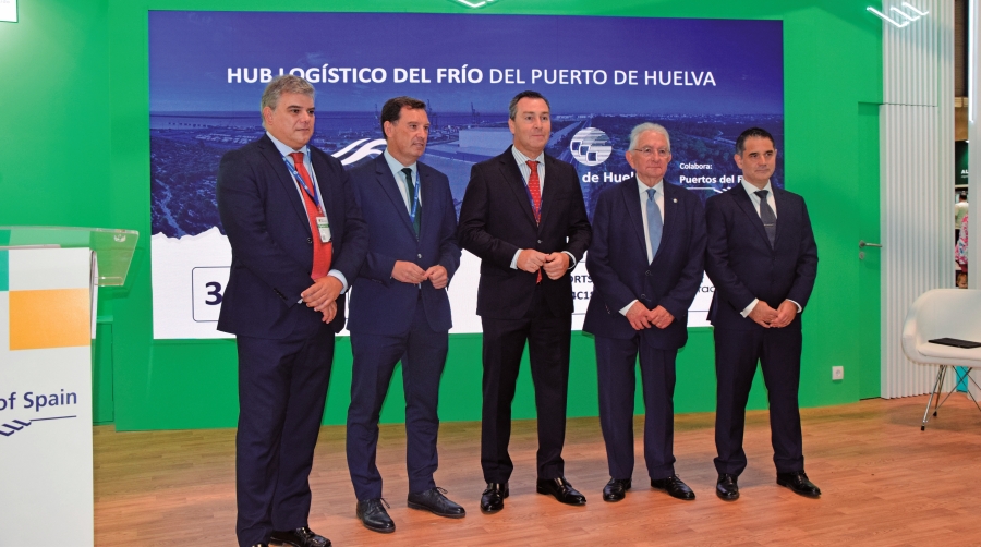 El presidente de Puertos del Estado, Gustavo Santana, y el presidente de la Autoridad Portuaria de Huelva, Alberto Santana, junto al presidente de Friportsur, José Luis Vallines, el director del enclave onubense, Alfonso Peña, y el responsable de Planta de Friportsur, José Gómez. Foto M.C.