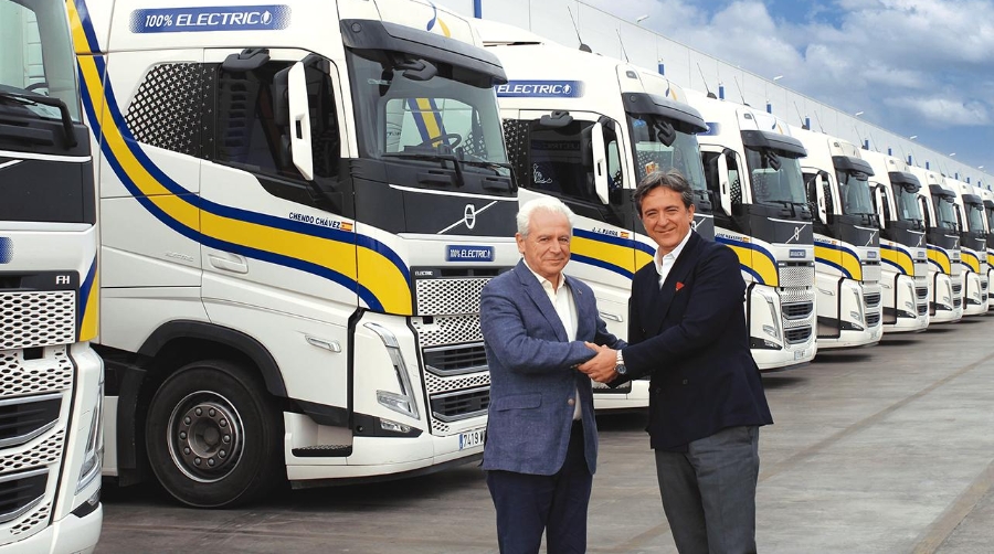 José Esteban Conesa, presidente de Grupo Primafrio junto a Giovanni Bruno, director general de Volvo Trucks España.
