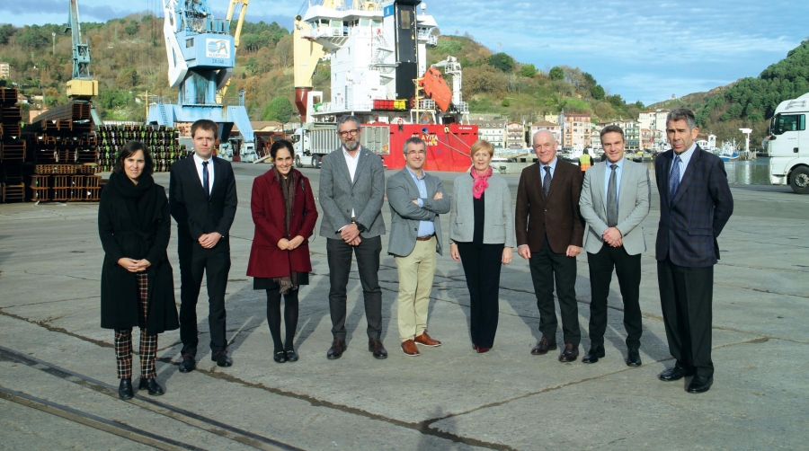 Desde la izquierda: Amaia Dorronsoro, de Sobrinos de Manuel Cámara; Urko Albistur, de Noatum UECC Terminal Pasajes; Carmen Echeverría, de Algeposa; Aitor Etxebarria, director de Puertos y Asuntos Marítimos del Gobierno Vasco; David Candelario, director de la Autoridad Portuaria de Pasaia; Arantxa Tapia, consejera de Desarrollo Económico, Sostenibilidad y Medio Ambiente del Gobierno Vasco; Joakin Tellería, presidente de la Autoridad Portuaria de Pasaia; Imanol Mintegui, de Algeposa; Gerardo Toro, de Consignaciones Toro y Betolaza. Foto J.P.