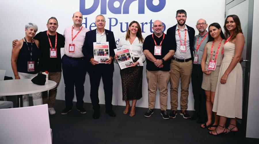En la imagen, Pere Navarro y Blanca Sorigué, con el equipo de Grupo Diario presente en el SIl durante la jornada del viernes.