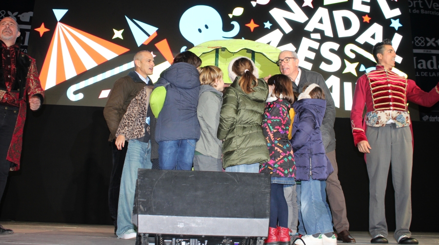 David Pino, director de Port Vell, y José Alberto Carbonell, presidente de Port de Barcelona, fueron los encargados de encender las luces de Navidad de la feria junto a una docena de niños y niñas. Foto M.V.