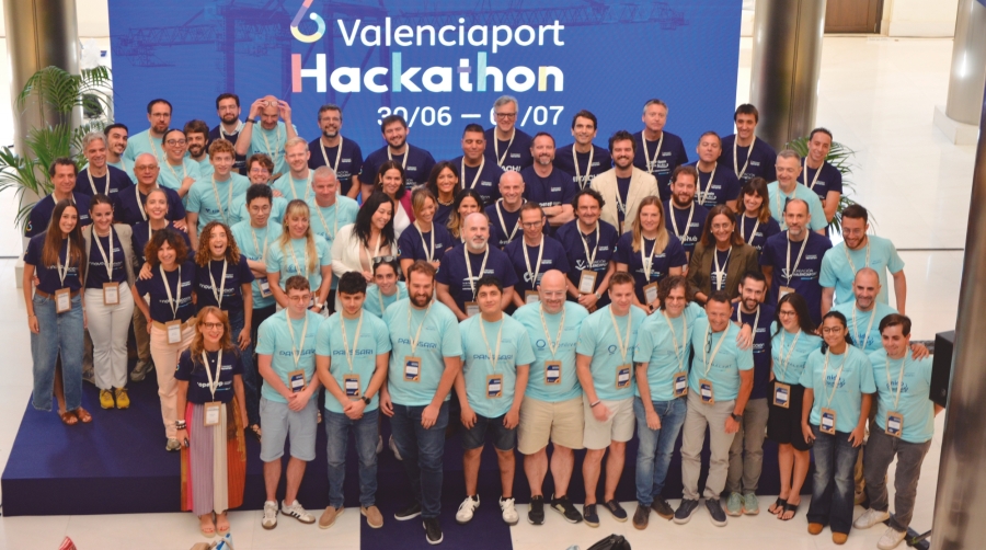 Participantes en el Valenciaport Hackathon junto a organizadores, retadores y colaboradores. Foto J.C.P.