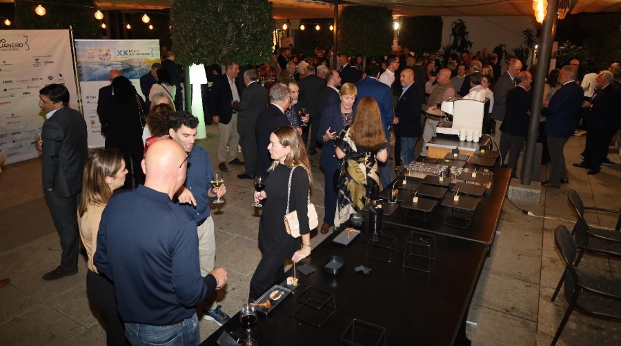 Más de 150 profesionales del sector aduanero privado acudieron ayer al tradicional cóctel de bienvenida del XX Foro Aduanero, que se celebra en esta ocasión en la ciudad de Málaga. Foto R. T.