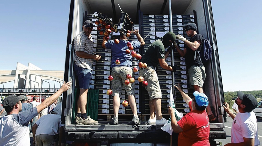 Los agricultores franceses llevan semanas vaciando los camiones españoles. Foto EFE.