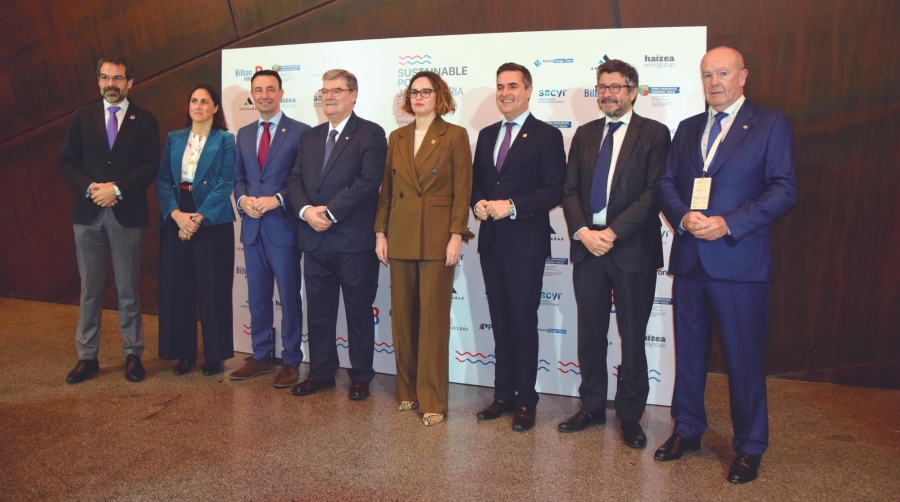 De izquierda a derecha: Carlos García, subdelegado del Gobierno; Elvira Gallego, vocal de la Cámara de Comercio de Bilbao; Mikel Torres, vicelehendakari y consejero Economía, Trabajo y Empleo; Juan Mari Aburto, alcalde de Bilbao; Elixabete Etxanobe, diputada general de Bizkaia; Mikel Jauregi, consejero de Industria, Transición Energética y Sostenibilidad; y Álvaro Rodríguez Dapena, presidente de Puertos del Estado; Ricardo Barkala, presidente de la Autoridad Portuaria de Bilbao. Foto M.C.