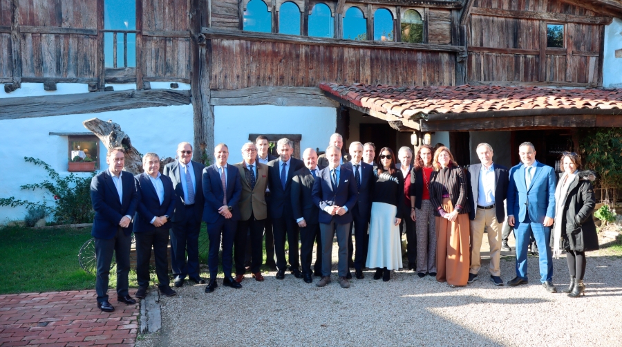 José María Gil Elejoste (noveno por la derecha), con la nueva secretaria-letrada de ACBE, Rocío Cruces, a su lado; miembros de la Junta Directiva, con el presidente, Carlos Rodríguez (octavo por la izquierda); ex-presidentes de la Asociación y representantes de la Autoridad Portuaria de Bilbao, liderados por su presidente, Iván Jiménez (centro). Foto J.P.