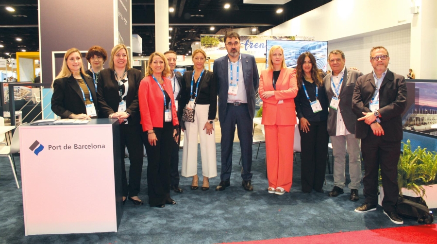 Representantes del Port de Barcelona y de la comunidad portuaria de cruceros con el presidente de la Autoridad Portuaria, Lluís Salvadó, en cabeza. Foto: Bárbara Cordero.