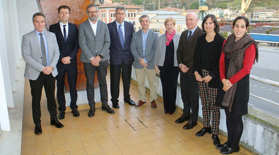 Desde la izquierda: Imanol Mintegui, de Algeposa; Urko Albistur, de Noatum UECC Terminal Pasajes; Aitor Etxebarria, director de Puertos y Asuntos Marítimos del Gobierno Vasco; Gerardo Toro, de Consignaciones Toro y Betolaza; David Candelario, director de la Autoridad Portuaria de Pasaia; Arantxa Tapia, consejera de Desarrollo Económico, Sostenibilidad y Medio Ambiente del Gobierno Vasco; Joakin Tellería, presidente de la Autoridad Portuaria de Pasaia; Amaia Dorronsoro, de Sobrinos de Manuel Cámara; Carmen Echeverría, de Algeposa. Foto J.P.