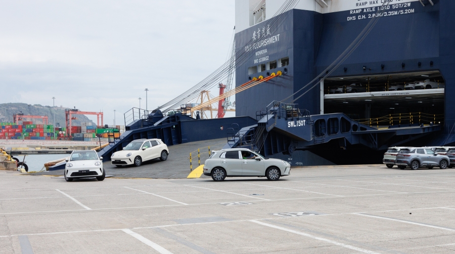 Operativa de descàrrega de vehicles GWM al Port de Barcelona.