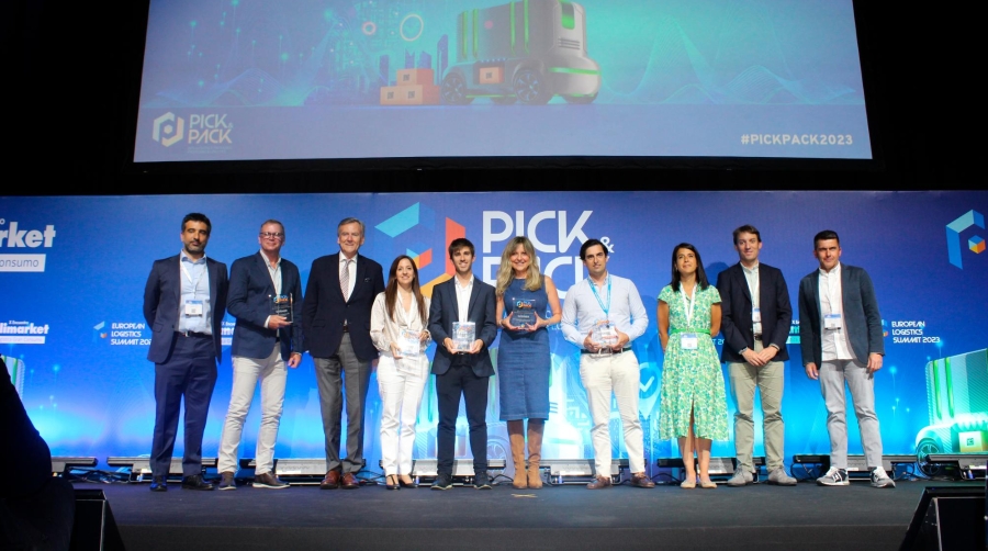 Foto de grupo de los premiados junto a los profesionales que hicieron entrega de los galardones, entre los que se encuentra la directora de Pick&amp;Pack, Marina Uceda (tercera por la derecha). Foto B.C.