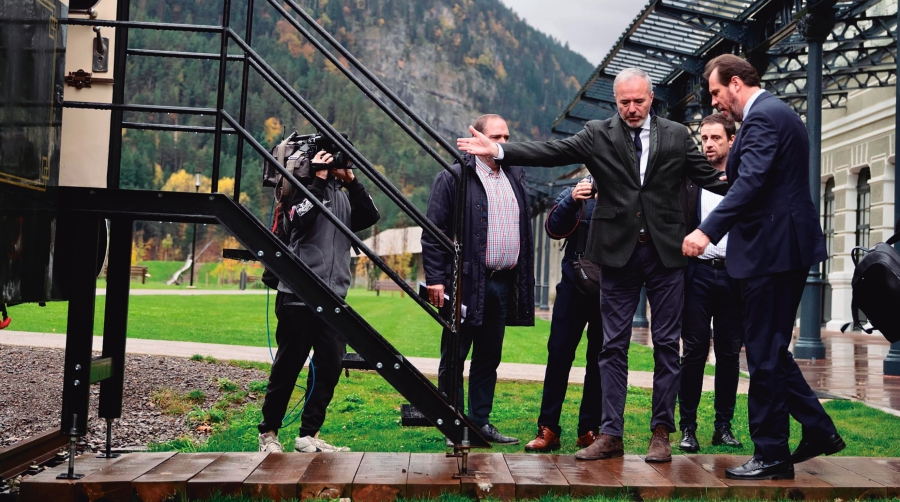 Reunión el pasado 25 de octubre en Canfranc del presidente del Gobierno de Aragón, Jorge Azcón, con el ministro de Transportes, Óscar Puente.