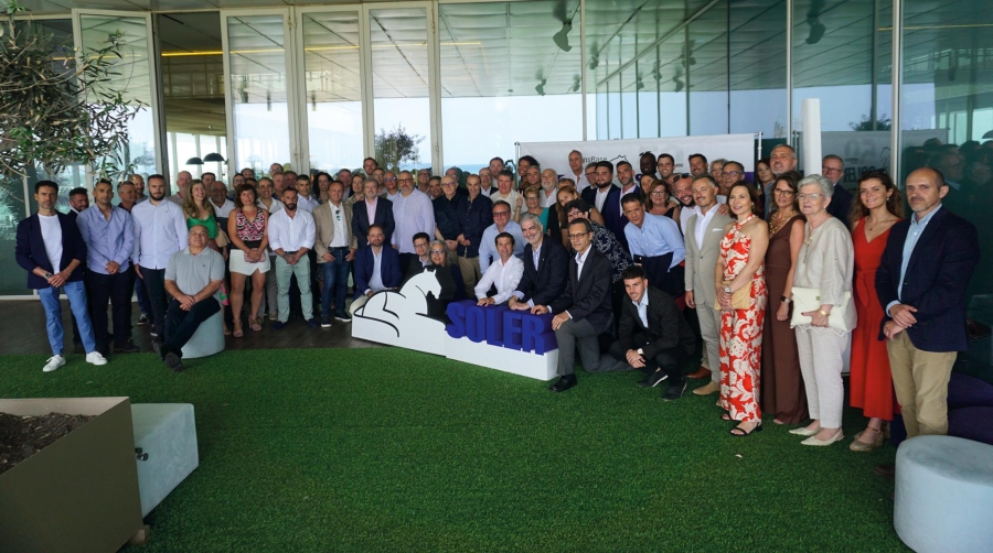 El evento congregó en el Edificio Veles e vents del Puerto de Valencia a un nutrido grupo de clientes, amigos y trabajadores de la empresa. En la imagen, todos los asistentes a la celebración Fotos F.V.