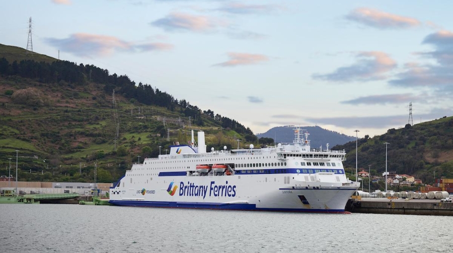 El ferri “Santoña”, de Brittany Ferries, en el Puerto de Bilbao.