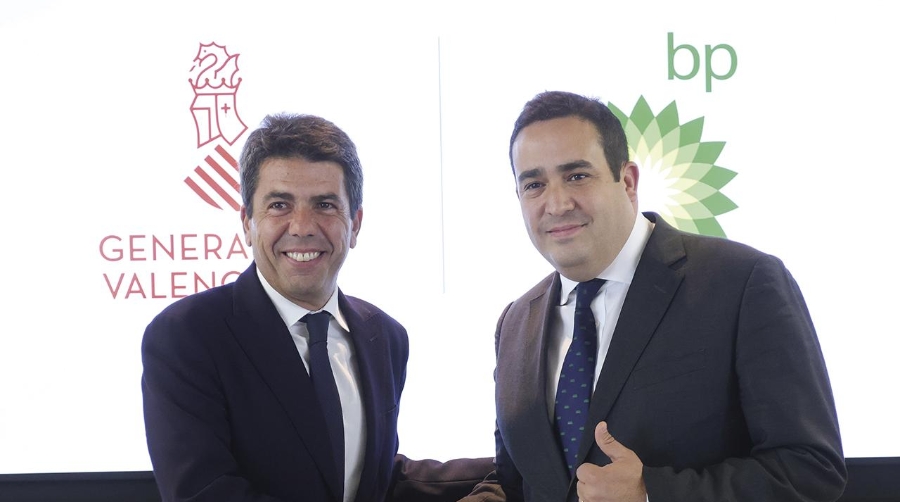 El president de la Generalitat Valenciana, Carlos Mazón, junto al presidente de bp España, Andrés Guevara.