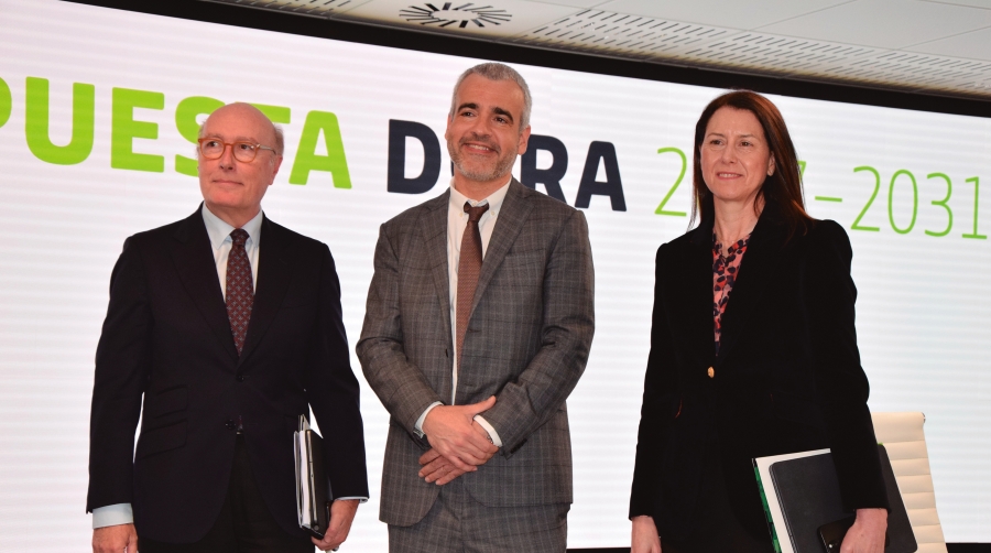 Javier Marín, vicepresidente ejecutivo; Maurici Lucena, presidente y CEO; y Elena Mayoral, directora general de Aeropuertos de Aena. Foto M.C.