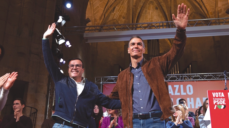 Pedro Sánchez, secretario general del PSOE (izq.) y Miguel Gallardo, candidato a la Junta de Extremadura (dcha.).