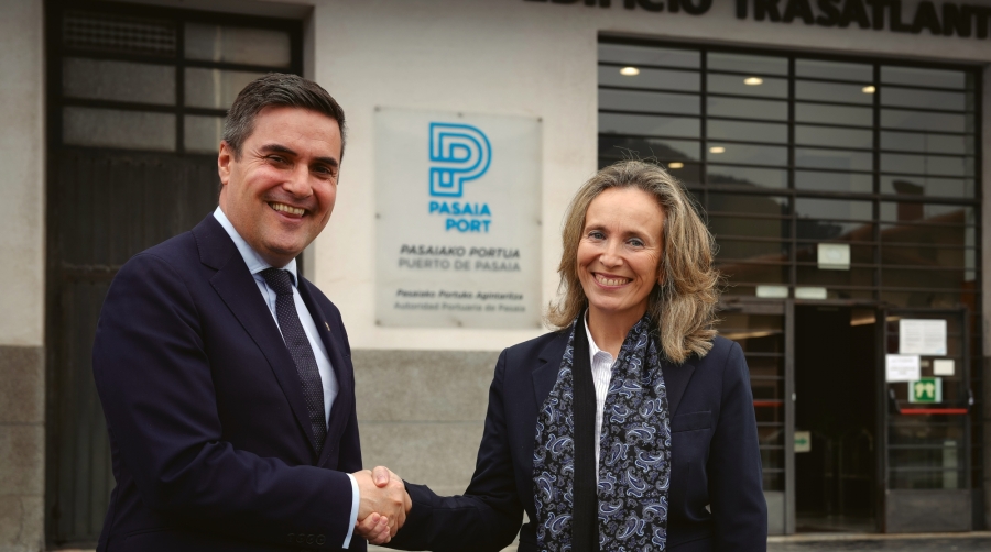 Mikel Jauregi e Izaskun Goñi, ante la sede la Autoridad Portuaria de Pasaia.
