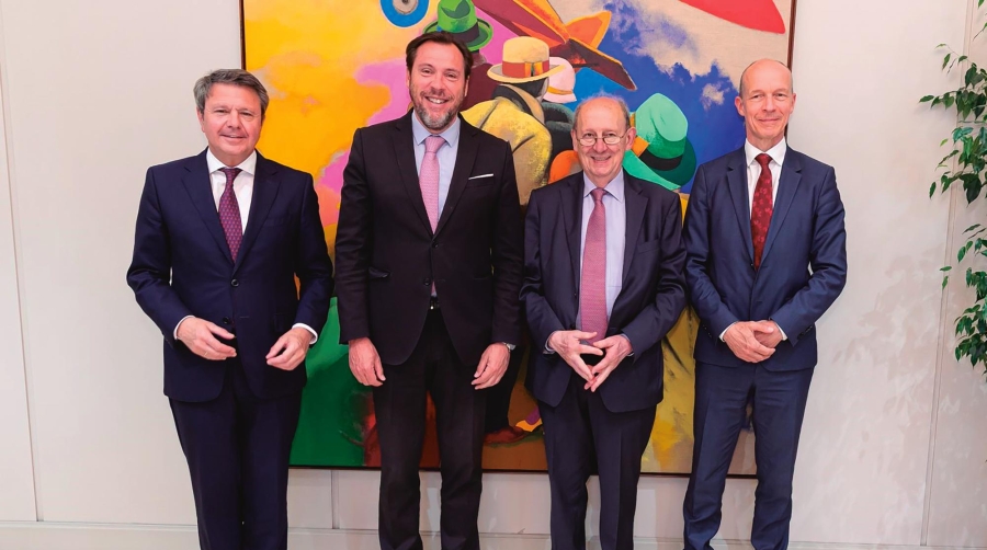 El ministro junto al secretario de Estado tras la reunión con el director general adjunto de la Dirección General de Movilidad y Transportes de la Comisión Europea, Herald Ruijters, y con el coordinador europeo del Corredor Atlántico, Carlos Secchi.