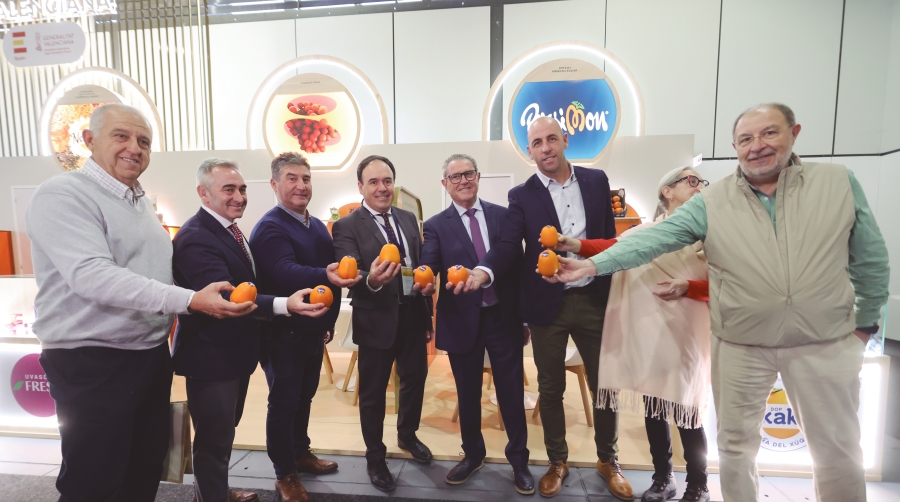 El presidente de la Generalitat Valenciana, Juanfran Pérez Llorca (cuarto por la izquierda), ayer en Fruit Logitsica.