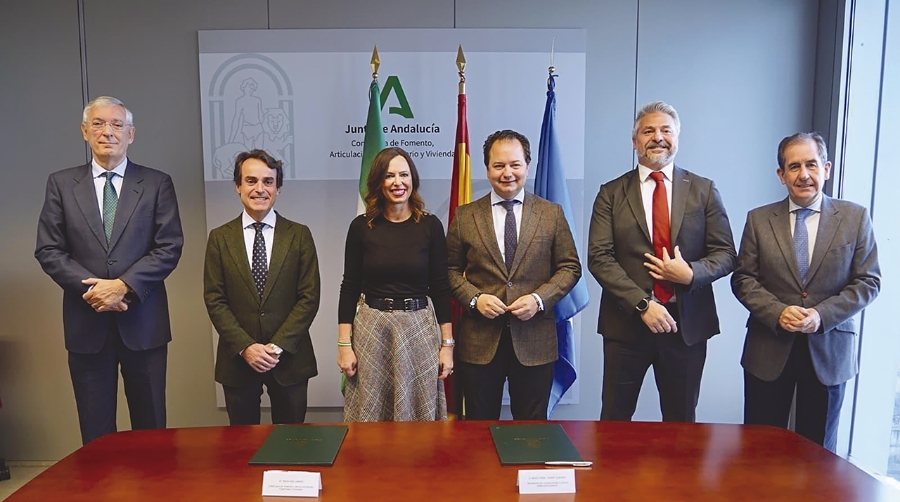 A la firma han asistido, además de la consejera y el presidente de la Asociación Clúster Andalucía Logistics; el viceconsejero de Fomento, Articulación del Territorio y Vivienda, Mario Muñoz-Atanet; el director general de la Agencia Pública de Puertos de Andalucía (APPA), Ignacio Álvarez-Ossorio; y el director de Puertos de APPA, Onofre Sánchez.
