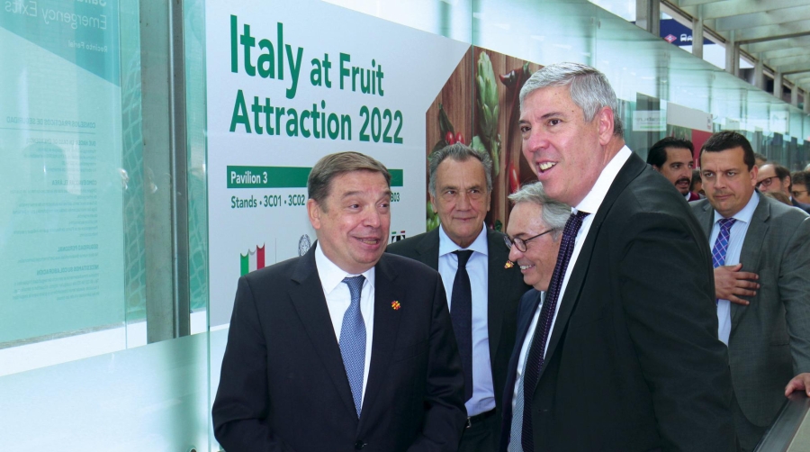 El ministro de Agricultura, Lluis Planas (izquierda), y el presidente de Ifema, José Vicente de los Mozos, a su llegada ayer a Fruit Attraction 2022. Foto M.J.