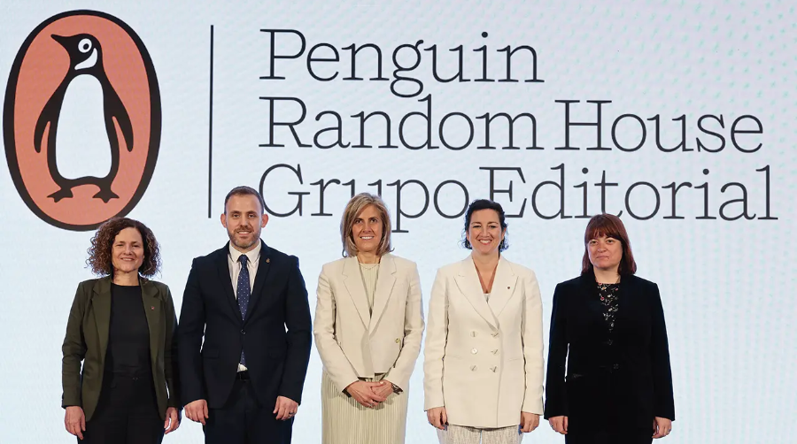 Sònia Hernández, consellera de Cultura de la Generalitat de Catalunya, Carlos Cordón, alcalde de Cerdanyola del Vallès, Núria Cabutí, CEO de Penguin Random House Grupo Editorial, Alícia Romero, consellera de Economía y Finanzas de la Generalitat de Catalunya, y María José Gálvez, directora General del Libro, del Cómic y de la Lectura del Ministerio de Cultura y Deporte.