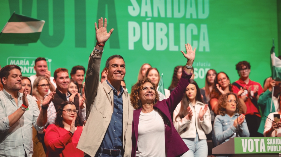 María Jesús Montero, candidata del PSOE a la Junta de Andalucía, y Pedro Sánchez, presidente del Gobierno.