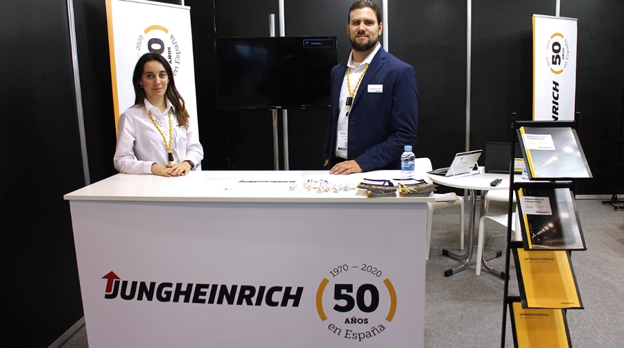 Cristina Castro y Guillem Zolle-Valero, de Jungheinrich, en su stand de Pick&amp;Pack. Foto A.Tejera.