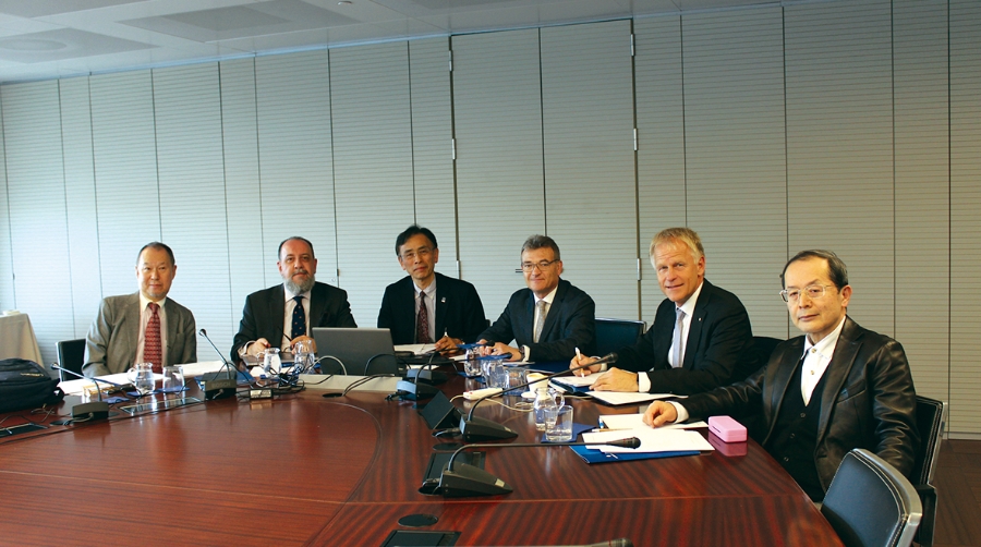 Hiro Nagai, miembro del secretariado de la International Association of Ports and Harbors (IAPH); Patrick Verhoeven, managing director de IAPH; Masahiko Furuichi, secretario general de IAPH; Santigo Garcia-Mil&agrave; subdirector general de Estrategia y Comercial del Puerto de Barcelona y presidente de IAPH; Jens Meier, vicepresidente de IAPH por Europa, y Masaharu Shinohara, vicepresidente de IAPH por Asia, Sureste y Medio Oriente. Foto L. Escrihuela.