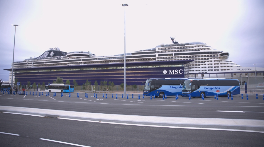 El “MSC Fantasia” ha sido el primer buque en escalar en la nueva terminal de MSC Cruceros en el puerto de Barcelona.