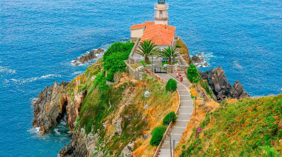 El Faro de Cudillero fue inaugurado el 1 de agosto de 1858 en la denominada Punta Roballera y es uno de los más antiguos de España.