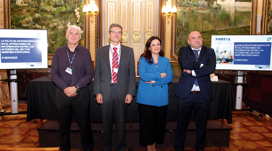 De izqda a derecha, David Notario, Customs &amp; Claims Manager Maersk Line; Antonio Murillo, responsable de servicios de integraci&oacute;n Portel; Sandra Mena, jefa dpto comercial Portel; y Daniel Merino, director comercial Portel. Foto I.Pe&ntilde;a.