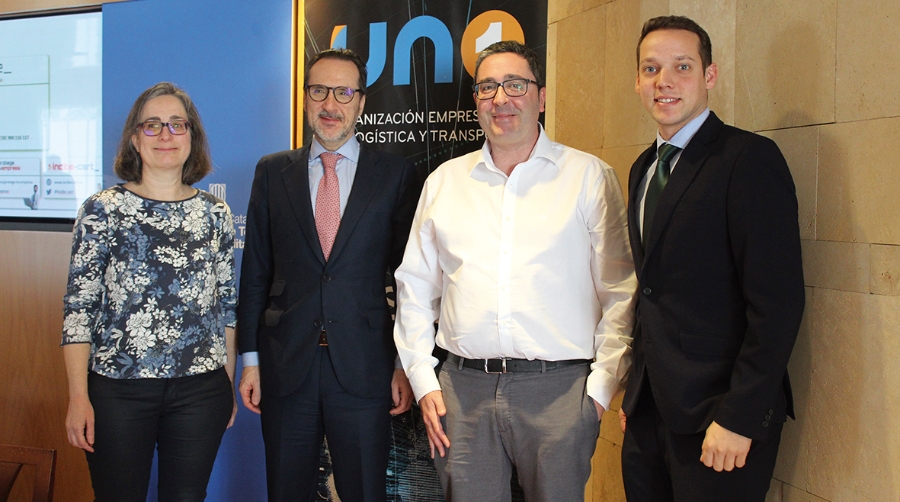 Elisa Vivancos, t&eacute;cnico de Ciberseguridad para empresas y profesionales de INCIBE; Francisco Aranda, presidente de UNO; Joaqu&iacute;n Fern&aacute;ndez, Territory Account Manager de SonicWall; y Carlos Vico, teniente de la Unidad T&eacute;cnica de la Polic&iacute;a Judicial en el &Aacute;rea de Cibercrimen de la Guardia Civil. Foto A.Tejera.