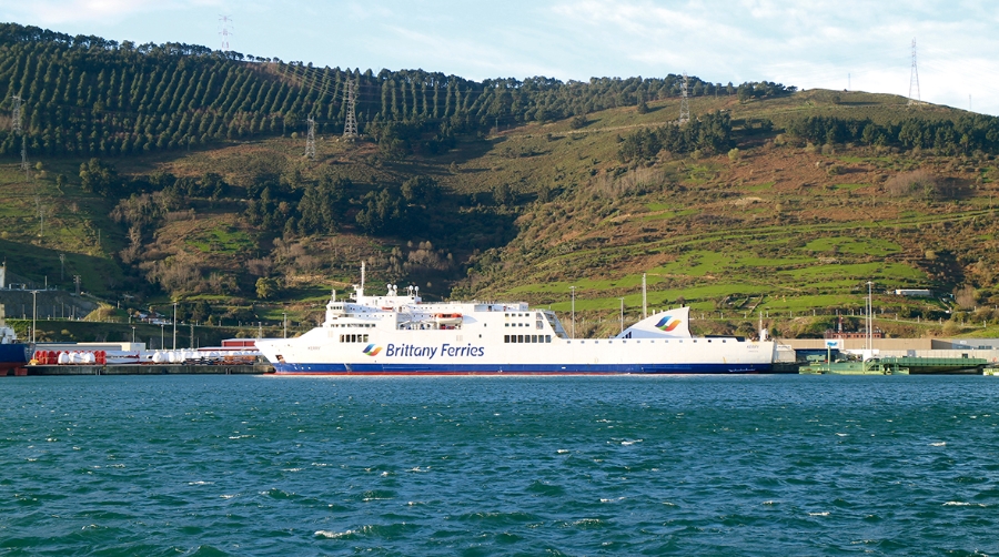 El &quot;Kerry&quot; de Brittany Ferries, atracado a primera hora del domingo en el Muelle A-3 del Puerto de Bilbao. Foto J.P.