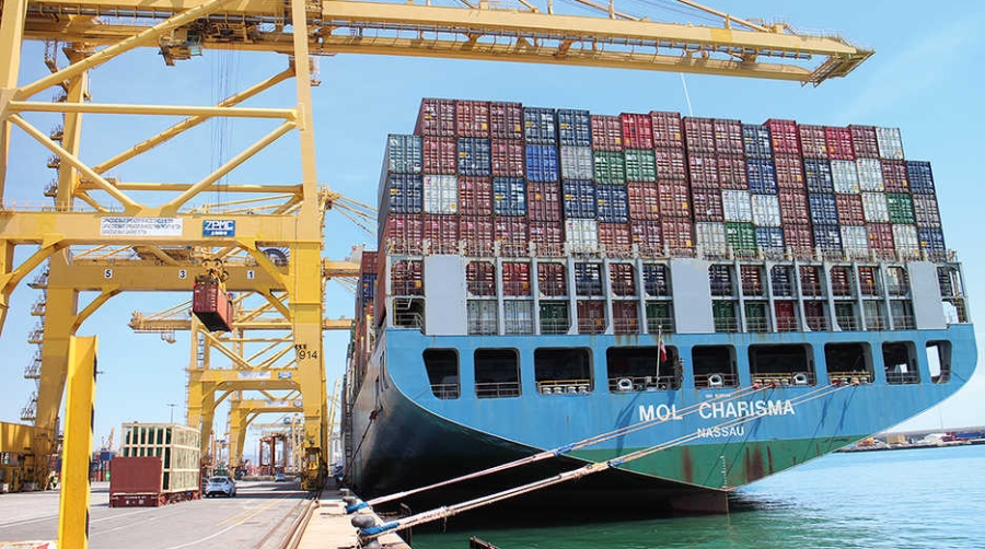 El &quot;MOL Charisma&quot; se estrena en las instalaciones de APM Terminals en Barcelona