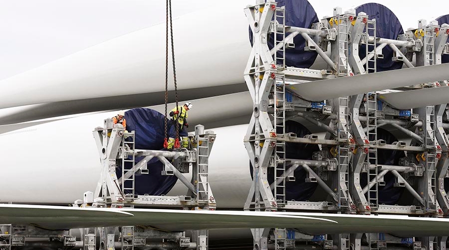 Las palas&nbsp;aerogeneradores del proyecto e&oacute;lico de Iberdrola llegan al Puerto de Bilbao