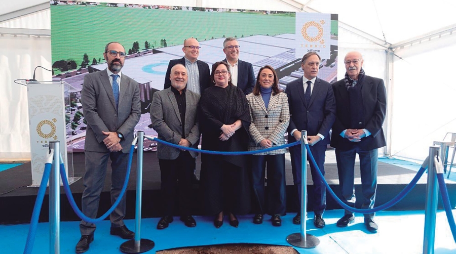Asistió como Padrino de Honor de la nueva factoría el ex seleccionador de fútbol salmantino Vicente del Bosque.